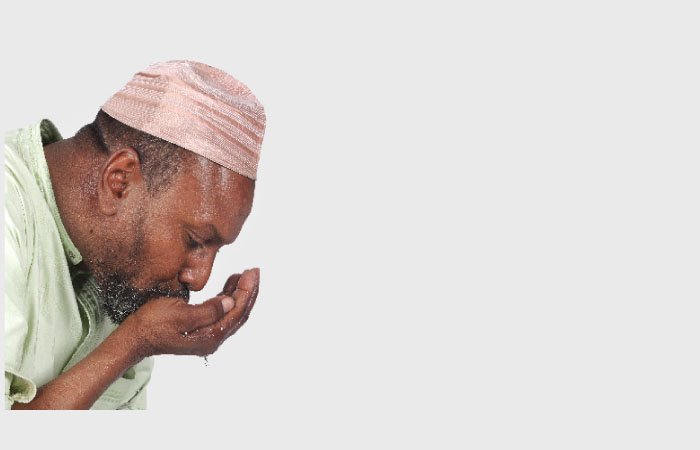 በውሃ ይጉመጠመጣል፡፡ ይኸውም በአፉ ውስጥ ውሃን በማስገባትና ተግሞጥሙጦ በመትፋት ይሆናል፡፡ ይህን ሶስት ጊዜ ቢያደርግ የተወደደ ነው፡፡ ግዴታው ግን አንድ ጊዜ ማድረግ ነው፡፡ 