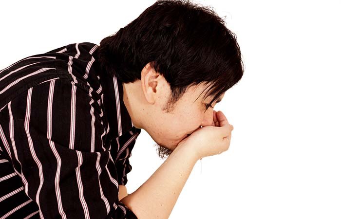 漱口，即：把水喝到嘴里漱，再把水吐出，至少一次，三次为佳。