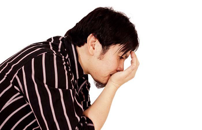 呛鼻，即：把水吸进鼻腔，再喷出。在不造成伤害时，用力呛鼻为佳，至少一次，三次为佳。