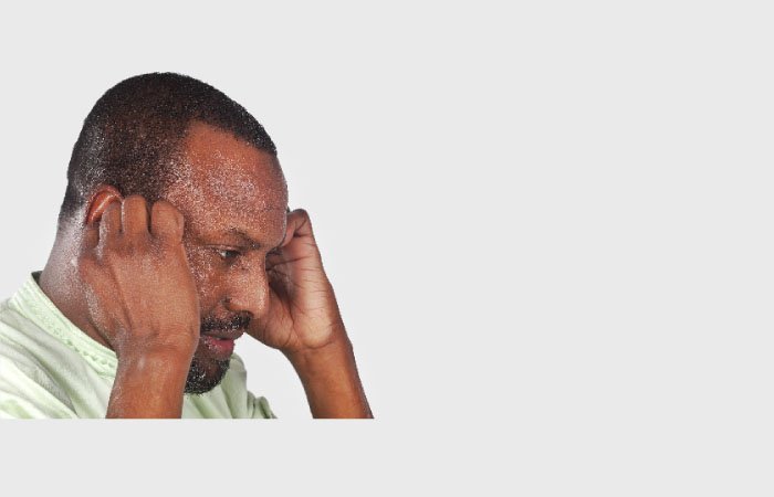ጆሮዎቹን ያብሳል፡፡ ይኸውም ጭንቅላቱን ካበሰ በኋላ ሁለቱን አመልካች ጣቶቹን ጆሮዎቹ ውስጥ በማስገባት በአውራጣቱ ደግሞ የላይኛውን የጆሮው ክፍል ማበስ ነው፡፡ 