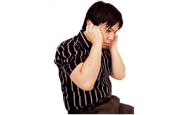 抹头后，将食指放在耳内，拇指放在耳外抹两耳。