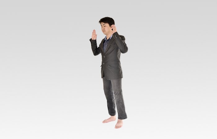 面向天房站立，念：“安拉乎艾克百日”译文：安拉至大，同时抬两手至双肩或更高一点，手心向前。