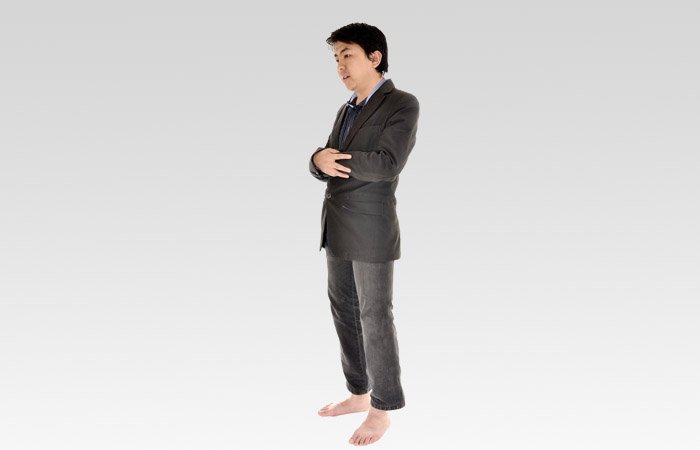 右手握住左手放于胸前，念《开端章》，若是第一拜和第二拜，加念《古兰经》其它章节。