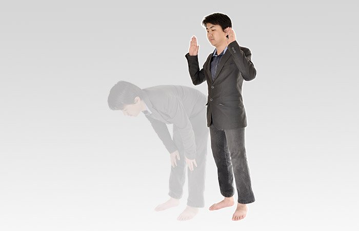 从鞠躬中站直，并抬手（如前所述），念：“塞米按拉胡里麦呢亥米带合”译文：“安拉确已应答了赞颂者”，领拜师或单礼者均念；而跟拜者念：“蓝白拿 我来开勒海木度”译文：“我们的主啊！一切赞颂全归于您。”