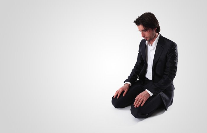 Efter det andra nedfallandet (sujūd) i den sista böneenheten (rak‘ah) reser du dig till en sittande position (se punkt 15 i den första genomgången) och reciterar den sista taŝahhud, dvs. den första taŝahhud som återgetts i punkt 8 omedelbart följt av:  Allāhumma ṣalli ‘alā muḥammad, wa ‘alā āli muḥammad, kamā ṣallaita ‘alā ibrāhīma wa ‘alā āli ibrāhīm, innaka ḥamīdummajīd, allāhumma bārik ‘alā muḥammad, wa ‘alā āli muḥammad, kamā bārakta ‘alā ibrāhīma wa ‘alā āli ibrāhīm, innaka ḥamīdummajīd (Gud! Välsign