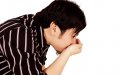漱口，即：把水喝到嘴里漱，再把水吐出，至少一次，三次为佳。
