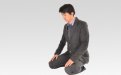 然后从叩头中起身，礼第二拜，类同第一拜：立站，诵读，鞠躬，从鞠躬中起身和叩头。
